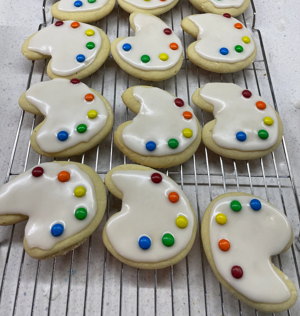 Cookies shaped like paint palettes