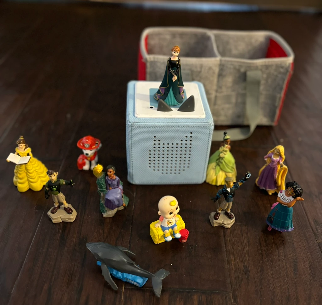 Several Tonie figures and a Tonie box